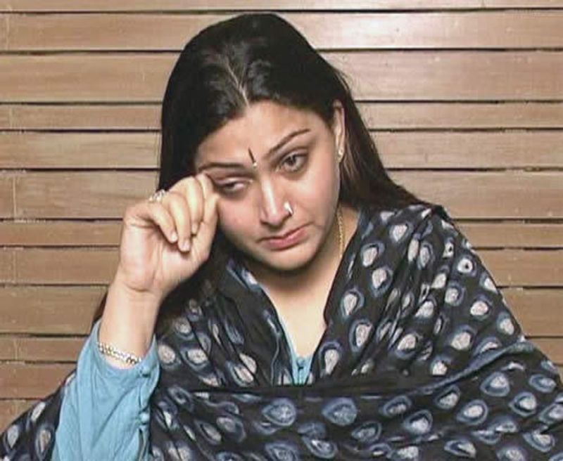 ప్రస్తుతం క్యారెక్టర్ రోల్స్ చేస్తున్న కుష్బూ టాలీవుడ్ ద్వారానే వెండితెరకు పరిచయమైంది. 1986లో వెంకటేష్ హీరోగా తెరకెక్కిన కలియుగ పాండవులు ఆమె మొదటి చిత్రం. హీరో వెంకటేష్ కూడా ఆ మూవీతోనే వెండితెర ఎంట్రీ ఇచ్చారు.