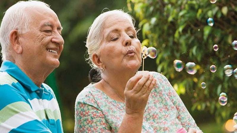 रोज 7 रुपए की बचत पर पेंशन
इस योजना में रोज 7 रुपए की बचत कर के 60 हजार रुपए तक पेंशन हासिल किया जा सकता है। इस योजना का लाभ लेने के लिए 18 से 40 साल की उम्र का व्यक्ति अटल पेंशन योजना अकाउंट खुलवा सकता है। जानें इस योजना की खासियत।