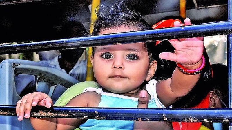 यह तस्वीर गुजरात के सूरत शहर की है, जहां शनिवार को श्रमिक स्पेशल ट्रेन मजदूर अपने घर जाने के लिए निकले। बस की खिड़की से देखता यह बच्चा शायद यही कह रहा- बाय-बाय सूरत।