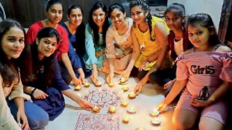 यह तस्वीर राजस्थान के बूंदी शहर की है। जहां कुछ बच्चों ने घर में दीपक जलाकर कोरोना योद्धाओं का आभार जताया।
