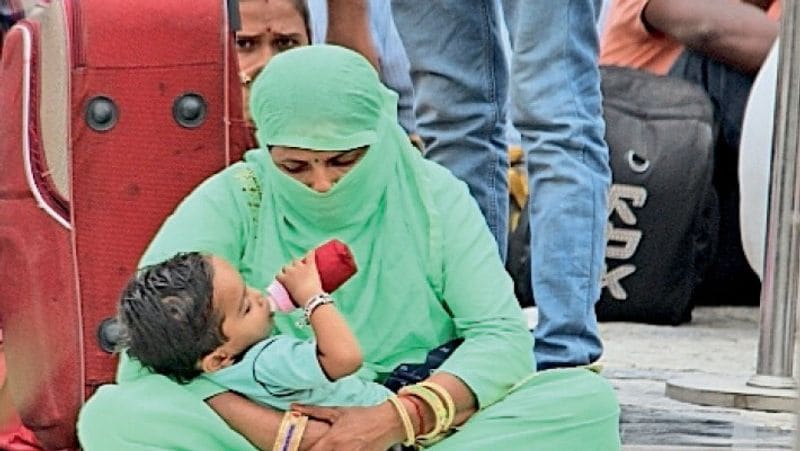 फोटो पंजाब के अमृतसर की है। ये राजकुमारी पाल हैं, जो शनिवार को घर वापसी का रजिस्ट्रेशन कराने के लिए अमृतसर में लिली रिजॉर्ट के बाहर बैठी हैं। नीचे तपता फर्श और ऊपर चिलचिलाती धूप है। 