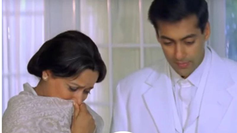 सलमान के साथ हिमानी ने फिल्म 'बंधन' में भी काम किया था। इसमें उन्होंने उनकी मां का रोल प्ले किया था। इसमें एक सीन में वह दुख में डूबकर बुरी तरह रो रही थीं। कैमरा दूर जाते ही सलमान ने कहना शुरू कर दिया कि क्यों रही हो, बुड्ढा था, मर गया। इस पर हिमानी को हंसी आने लगी।