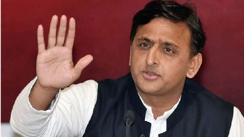 ये वही मोर हैं, जिसके बारे में अखिलेश यादव ने कहा था कि मुख्यमंत्री आवास से जा रहा हूं लेकिन, इन मोरों का ख्याल रखिएगा। आलम यह है कि आज मुख्यमंत्री आवास में कुल 8 मोर हो गए हैं, जबकि पहले महज एक जोड़े थे।

