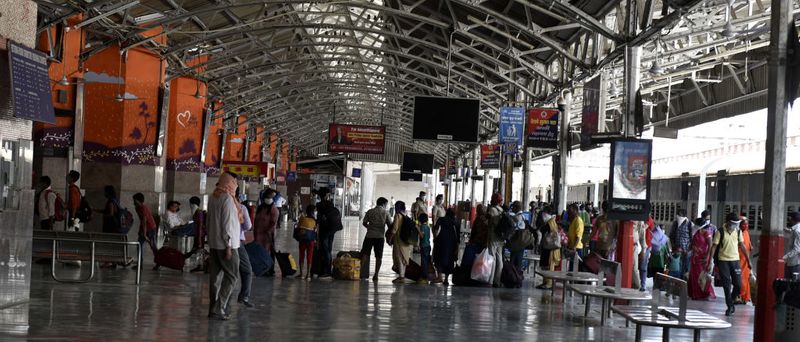 इन बातों का रखना होगा ध्यान
रेलवे द्वारा जारी गाइडलाइन के मुताबिक सिर्फ कन्फर्म/ RAC टिकट वाले यात्रियों को स्टेशन में आने और ट्रेन पर चढ़ने की अनुमति होगी।