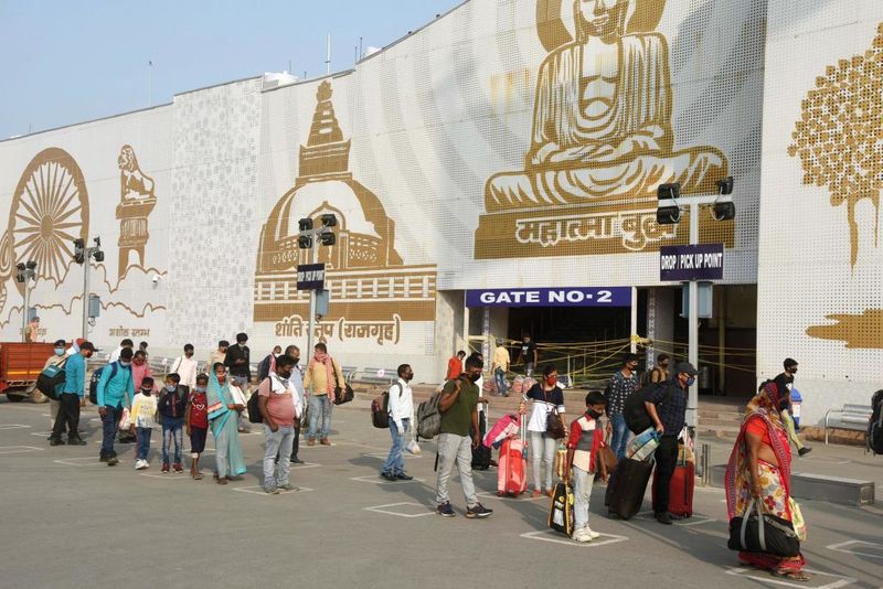 रेलवे ने यात्रियों से कहा है कि वह यात्रा के दौरान हल्का-फुल्का/ कम से कम सामान लाएं। 