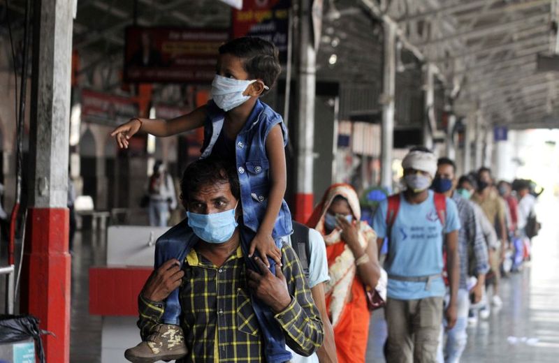 रेलवे की गाइडलाइन के मुताबिक सभी यात्रियों को आरोग्य सेतु ऐप डाउनलोड करना अनिवार्य होगा। इसके साथ ही सोशल डिस्टेंसिग के नियमों का पालन करना भी अनिवार्य होगा। 