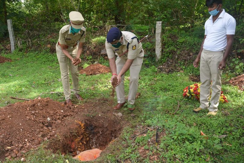 ಸರ್ಕಾರಿ ಸಕಲ ಗೌರವದೊಂದಿಗೆ ಅಂತ್ಯ ಸಂಸ್ಕಾರ ನೆರವೇರಿದ್ದು, ನಗರದ ರಾಮನಹಳ್ಳಿ ಪೋಲಿಸ್ ಡಿಆರ್ ಪೊಲೀಸ್ ಸ್ಟೇಷನ್ ನಲ್ಲಿ ಸಿಬ್ಬಂದಿ ಅಂತಿಮ ದರ್ಶನ ಪಡೆದಿದ್ದಾರೆ. ಶ್ವಾನದ ಅಂತ್ಯ ಸಂಸ್ಕಾರದಲ್ಲಿ ಎಸ್.ಪಿ.ಹರೀಶ್ ಪಾಂಡೆ. ಹಾಗೂ ಪೊಲೀಸ್ ಸಿಬ್ಬಂದಿ ಭಾಗಿಯಾಗಿದ್ದರು.