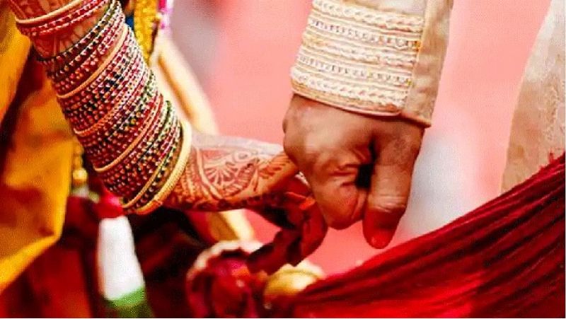 लड़की ने शादी से इंकार कर दिया। उसने यह भी कहा कि वह बालिग है और वह अपने प्रेमी के साथ शादी करना चाहती है। हालांकि पुलिस ने उसे समझाने की कोशिश की, लेकिन जिद्द के आगे पुलिस शांत हो गई। बारात वापस चली गई।
