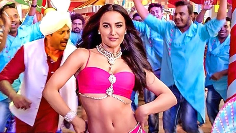 एली और हार्दिक को कई बार एयरपोर्ट और रेस्टोरेंट के बाहर भी साथ में देखा गया है। हालांकि अब हार्दिक ने नताशा स्टानकोविक से सगाई कर ली है।