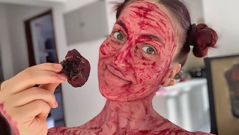 However, beetroot is not the only component of her facial therapy. On Friday, Elli had applied a pack made of ripe mangoes all over her face because this is “mango season”