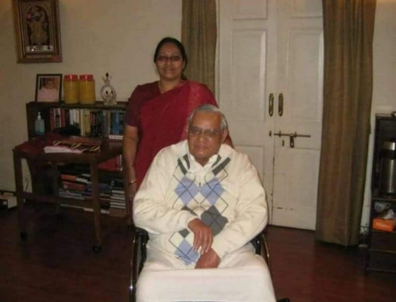 ये निकला नतीजा
तो जैसा कि आपने देखा सोशल मीडिया के दावे बिल्कुल झूठ निकले। फोटो में दिख रही लड़की 'राजकुमारी कौल' नहीं बल्कि अटल जी की भतीजी 'माला तिवारी' हैं। भतीजी को लेकर किए गए फर्जी दावों की पोल खुलते ही बहुत ये यूजर्स ने पोस्ट डीलिट कर दीं।
