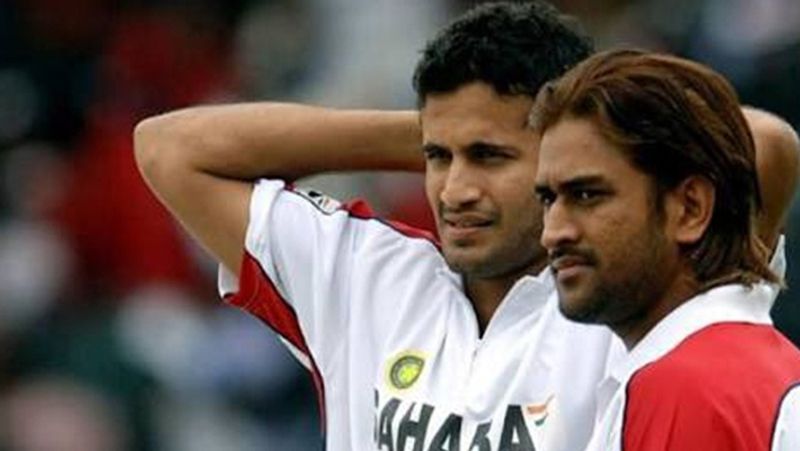 కుర్రాళ్లు రాణిస్తే తనకి క్రెడిట్ దక్కదనే సీనియర్లతో చెన్నై సూపర్ కింగ్స్ జట్టును నడిపిస్తాడనే ఆపవాదు ఎప్పటి నుంచో ఉంది... ఐపీఎల్ 2020లో రైనా లేని సీఎస్కే జట్టు పాయింట్ల పట్టికలో ఏడో స్థానంలో నిలిచి ఘోరంగా ఫెయిల్ అయ్యింది.