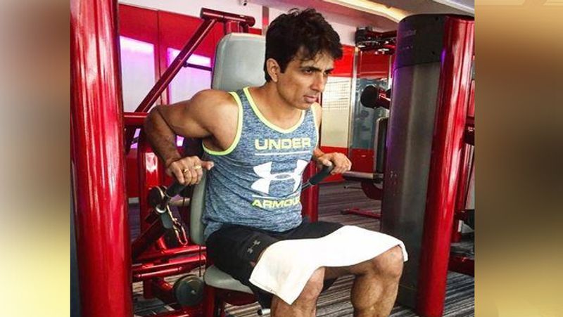 सोनू कहते हैं फिटनेस का कोई सीक्रेट नहीं होता। अच्छी बॉडी बनाने के लिए स्ट्रीक्ट रुटीन फॉलो करना जरूरी है। किसी भी चीज का ज्यादा स्ट्रेस नहीं लें। खूब हंसे और लाइफ को एन्जॉय करें और भरपूर नींद लें। 
