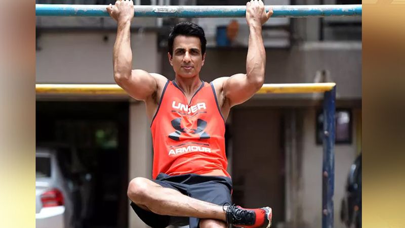 वे लाइट वेट ट्रेनिंग भी लेते हैं। वेट बढ़ाने के बजाए रिपीटेशन बढ़ाते हैं। 40 मिनट जॉगिंग करते हैं। शूटिंग के दौरान जब वो जिम नहीं कर पाते तो लॉन्ग वॉक पर निकल जाते हैं।