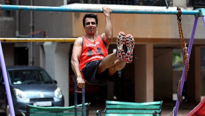 एक्टिंग के पहले वो पंजाब के छोटे से टाउन मोगा में वर्कआउट किया करते थे। वहां सिर्फ 4 से 5 डम्बल्स ही थे। इसलिए डम्बल यूज करने के लिए उन्हें लाइन में खड़े होना पड़ता था। हालांकि, एक्टर बनने के बाद उन्होंने वहां बड़ा सा जिम खोला। यहां कोई भी जिम में फ्री में एक्सरसाइज कर सकता है। 