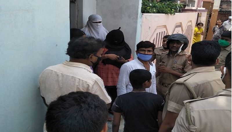पुलिस ने 2 महलाओं व तीन पुरुषों को हिरासत में ले लिया गया। कैंट पुलिस अब मामले की जांच में जुट गई है।
