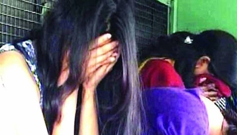करीब एक साल पहले सुजीत की पत्नी की मौत हो चुकी है। वह भी इसी मकान में ही रहता है।
