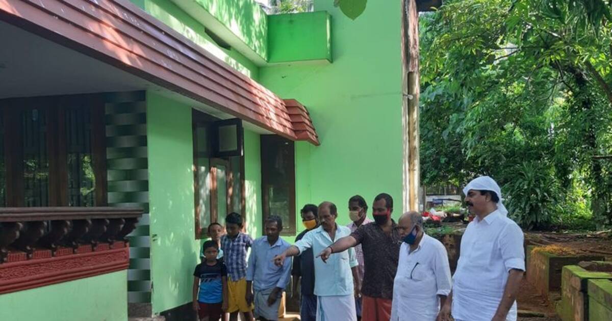 താമരശേരിയില്‍ ഇടിമിന്നലേറ്റ് വീട് തകര്‍ന്നു, ഉണക്കാനിട്ട വസ്ത്രങ്ങള്