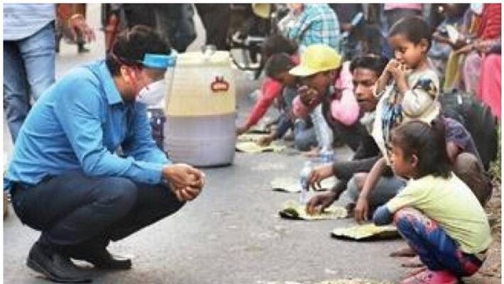 This AIIMS doctor goes beyond duty, feeds over 5000 people on a daily basis during lock down This AIIMS doctor goes beyond duty, feeds over 5000 people on a daily basis during lock down