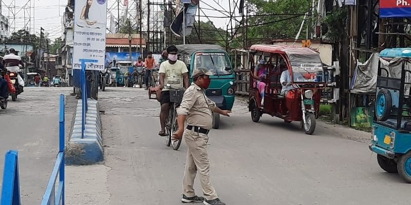 সংক্রমণ রুখতে যেমন লকডাউন চালিয়ে যাওয়া ছাড়া যেমন উপায় নেই, তেমনি এভাবে চলতে থাকলে সাধারণ মানুষের দুর্ভোগও তো বাড়বে বই কমবে না!