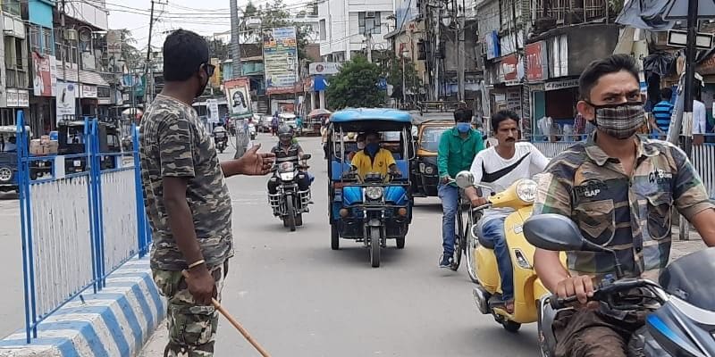 বাংলাকে 'আনলক' করার প্রক্রিয়া শুরু হয়ে গিয়েছে। বাস পরিষেবা চালু করাই শুধু নয়, যাত্রী পরিবহণের ক্ষেত্রে অনেকটাই ছাড় দিয়েছেন মুখ্যমন্ত্রী মমতা বন্দ্যোপাধ্যায়। সোমবার থেকে ধর্মীয় স্থান ও ৮ জুন সরকারি ও বেসরকারি অফিসও খুলে যাবে।