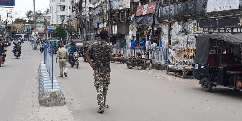 সে যাই হোক, রবিবার পর্যন্ত কিন্তু খাতায়-কলমে লকডাউন বহাল ছিল। কিন্তু ঘটনা হল, রায়গঞ্জে শহরের রাস্তায় মানুষের ভিড় দেখে তা বোঝার উপায় ছিল না!