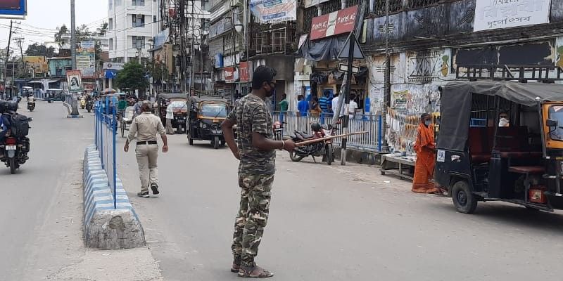 সাইকেল, রিক্সা, টোটো-র দাপটে রাস্তা দিয়ে যাতায়াত করার কার্যত অসম্ভব ছিল। পরিস্থিতি সামাল দিতে শেষপর্যন্ত পুলিশকর্মীরা সক্রিয় হলেন বটে। তবে লকডাউন কার্যকর করতে নয়, বরং 'ব্যস্ত রাস্তা'য় যান নিয়ন্ত্রণ করতে দেখা গেল তাঁদের।