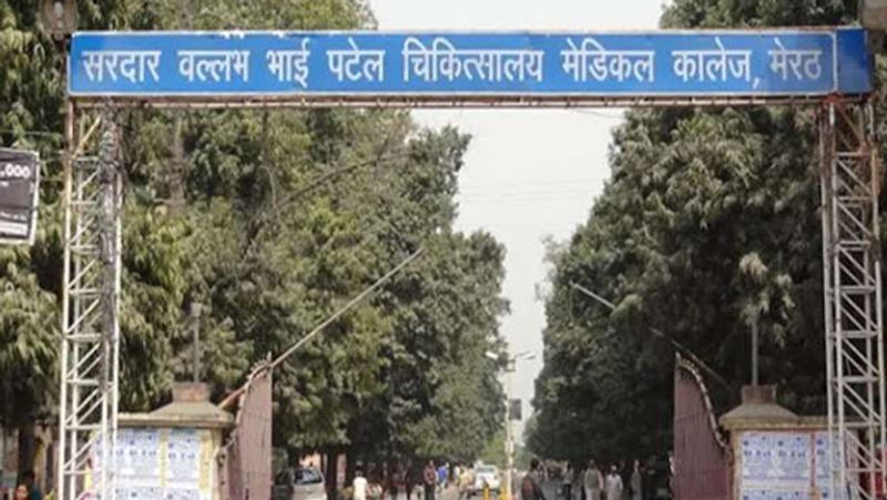 बच्चे के जन्म के बाद परिजन उसे पास में ही रहने वाली एक प्रसव की जानकार महिला के पास ले गए। बताया जा रहा है कि महिला एक अस्पताल में नौकरी करती है। उसने बच्चे की नाल काट दिया और अस्पताल ले जाने को बोला।
