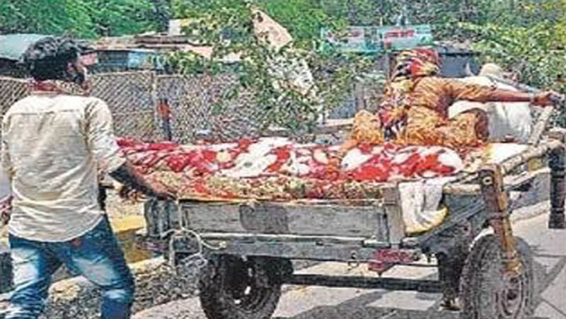 लेकिन एम्बुलेंस उन्हें वहां छोड़कर जा चुकी थी। दोबारा एम्बुलेंस को फोन किया गया। इसी बीच बच्चे की हालत बिगड़ने लगी और देखते ही देखते उसने दम तोड़ दिया। मां की भी हालत काफी बिगड़ गई थी।
