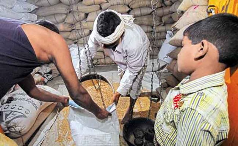 क्या है वन नेशन, वन राशन कार्ड योजना?
'वन नेशन वन राशन कार्ड' केंद्र सरकार की महत्वकांक्षी योजना है, जिसके तहत पूरे देश में पीडीएस के लाभार्थियों को कहीं भी सार्वजनिक वितरण प्रणाली के तहत चलने वाली राशन की दुकानों से राशन मिलेगा। यानी किसी भी राज्य का राशन कार्ड धारक दूसरे किसी भी राज्य में भी कार्ड दिखाकर राशन ले सकेगा। 