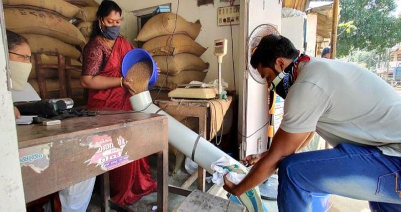 कैसे और किसे मिलेगा लाभ
उदाहर ते तौर पर समझिए कि कोई शख्स दिल्ली में रहता है जब कि वह बिहार का मूल निवासी है और उसके पास बिहार का राशन कार्ड है तो वह वन नेशन वन राशन कार्ड योजना के तहत दिल्ली में बिहार का राशन कार्ड दिखाकर राशन ले सकता है। 