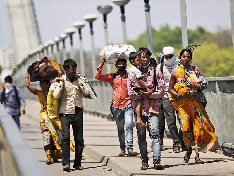 पुराने राशन कार्ड का क्या?
केंद्र सरकार ने स्पष्ट किया है कि 'वन नेशन, वन राशन' कार्ड योजना लागू होने के बाद भी पुराना राशन कार्ड चलता रहेगा। उसी को केवल नये नियम के आधार पर अपडेट कर दिया जाएगा, जिससे वो पूरे देश में मान्य हो जाएगा। राशन कार्ड धारकों को चावल और गेहूं सस्ते दाम पर मिलता है। चावल 3 रुपये किलो और गेहूं 2 रुपये किलो मिलता है। 