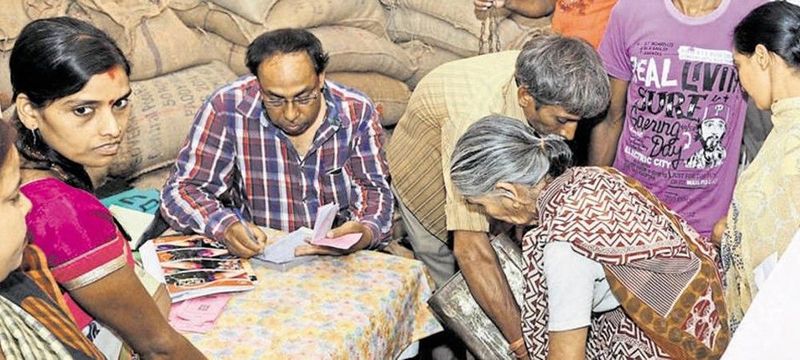 राशन कार्ड 10 नंबर का होगा
केंद्र सरकार राज्यों को 10 अंकों का राशन कार्ड नंबर जारी करेगी। इस नंबर में पहले दो अंक राज्य के कोड होंगे और अगले दो अंक राशन कार्ड नंबर होंगे। इसके अतिरिक्त राशन कार्ड नंबर के साथ एक और दो अंकों के सेट को जोड़ा जाएगा। इसे देश भर में लागू करने के लिए राशन कार्डों की पोर्टेबिलिटी की सुविधा शुरू होगी।
