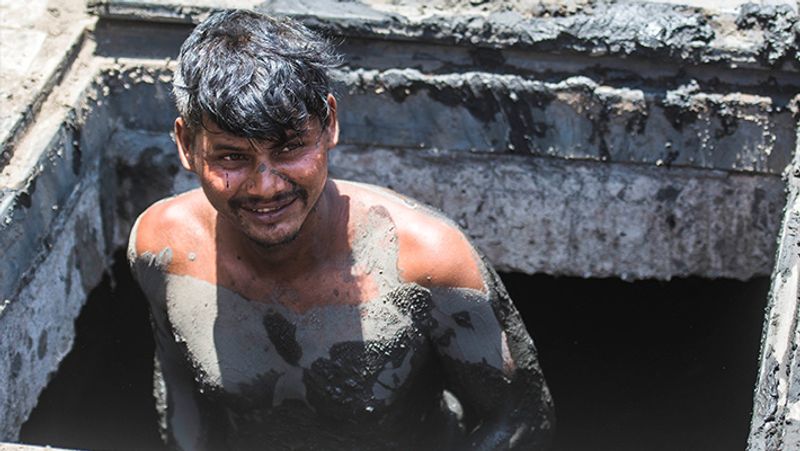 मानसून का असर उत्तरभारत में भी देखने को मिला। दिल्ली सहित उत्तर भारत के कई राज्यों में हल्की बारिश हुई। यह तस्वीर मुंबई में मानसून के पहले नालों की साफ-सफाई की है।