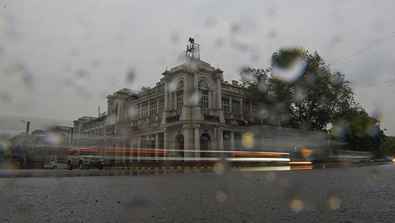 ঝড়ের সঙ্গেই প্রচুর বৃষ্টির সতর্কতা জারি করা হয়েছে। মহারাষ্ট্র আর দক্ষিণ গুজরাত উপকূলে আগামী ৪৮ ঘণ্টায় অতি ভারী বৃষ্টির সতর্কতা রয়েছে।