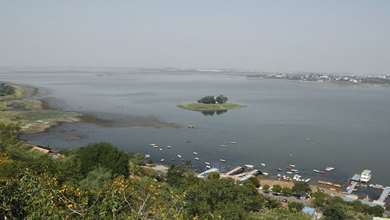 मानसून के 3 या 4 जून को उत्तर महाराष्ट्र और दक्षिण गुजरात व सौराष्ट्र के तट क्षेत्र से टकराने की उम्मीद है। इसका असर मध्य प्रदेश पर भी दिखाई देगा। यह कुछ महीने पुरानी तस्वीर भोपाल की बड़ी झील की है।