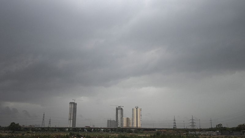 यह तस्वीर नोएडा की है। आसमान पर डेरा जमाए बादल।