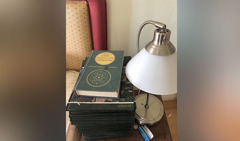 साथ ही मालिक को साइंस और फिक्शन में काफी इंट्रेस्ट था। उसने कई किताबें वहां रखी थी। हर किताब साइंस और स्पेस से जुड़ी थी।
