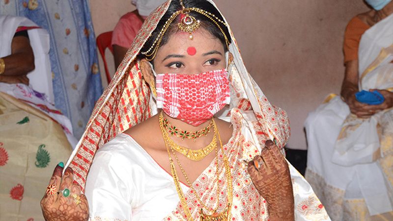 यह तस्वीर असम की है। दुल्हनों के लिए इस तरह डिजानर मॉस्क तैयार किए जाने लगे हैं।