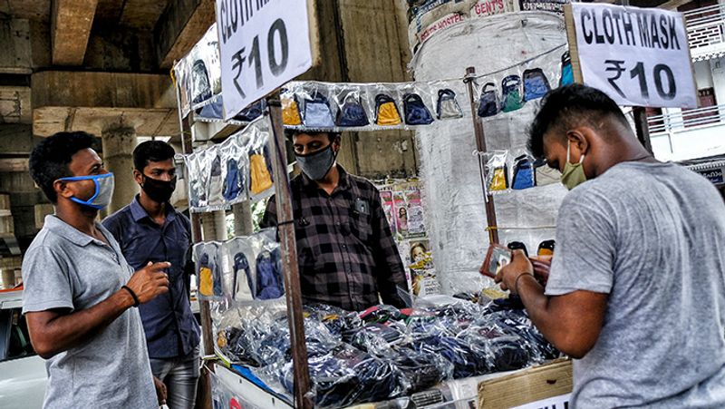यह तस्वीर कोच्चि की है। कोरोना के चलते मॉस्क का भी एक अच्छा-खासा बिजनेस खड़ा हो गया है।