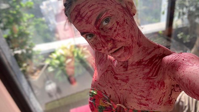 সারা শরীরে বিট মেখে তার সঙ্গে ম্যাচ করে বিকিনিও পরেছেন অভিনেত্রী। ছবিগুলি প্রকাশ্যে আসা মাত্রই নেটদুনিয়ায় সমালোচনার মুখে পড়েছেন।