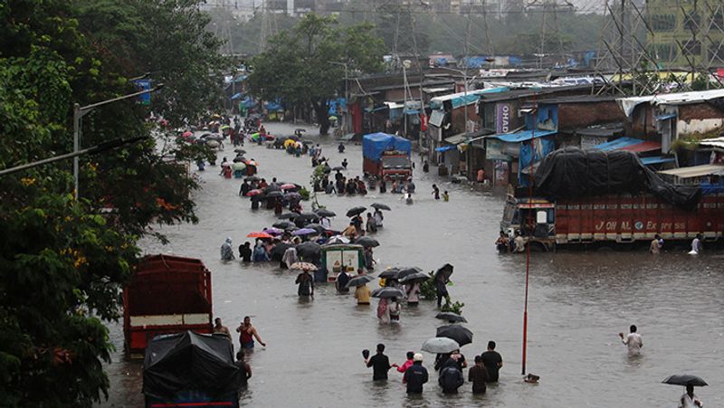 यह तस्वीर मुंबई की है। सड़कें पूरी तरह डूब गई थीं।