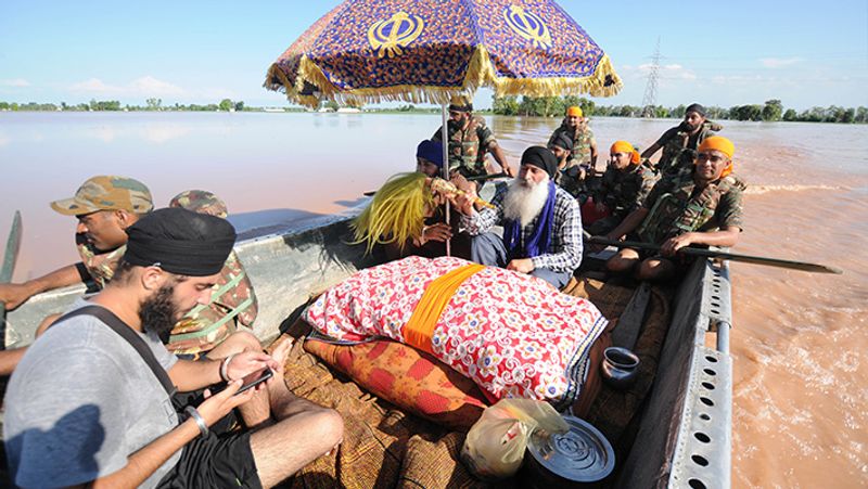 यह तस्वीर जालंधर की है। बाढ़ से इस तरह लोगों की जान आफत में आ गई थी।

