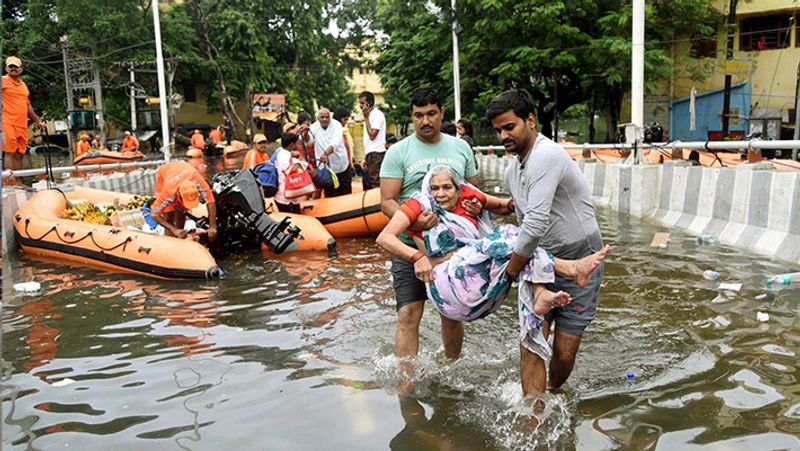 यह तस्वीर पटना की है। हजारों लोग बाढ़ में घिर गए थे।