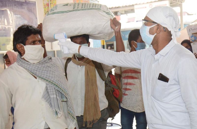 भारत का रिकवरी रेट 48% के पार पहुंचा
भारत में 190622 मरीजों में 91,855 ठीक हो चुके हैं। यानी भारत में 48% की दर से मरीज ठीक हो रहे हैं। भारत का रिकवरी रेट 48.18% तक पहुंच गया है। यह दुनिया के औसत रिकवरी रेट से काफी बेहतर है। दुनियाभर में 45% की दर से मरीज ठीक हो रहे हैं।