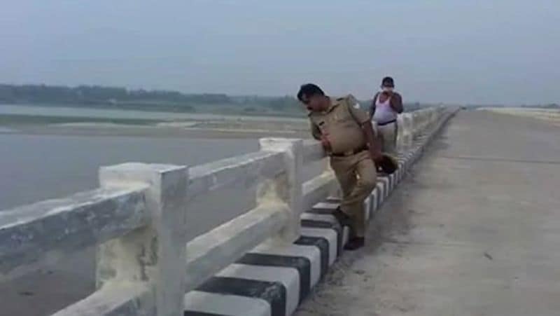 मामला यूपी के संतकबीरनगर के बिड़हर पुल का है। यहां धनघटा थाना क्षेत्र के डीहवा गांव निवासी सरफराज बाइक से पहुंचा। बाइक पर उसकी तीन बेटियां सना साढ़े सात साल, सबा साढ़े चार और समां ढाई साल भी थीं। उसके साथ उसका एक दोस्त भी था। उसने बाइक पुल पर रोकी और तीनों बच्चियों को एक-एक कर पुल से घाघरा नदी में फेंक दिया।
