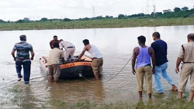 सरफराज को ऐसा करते उधर से गुजर रहे लोगों ने देखा तो तुरंत इसकी सूचना पुलिस को दी। सूचना पाते ही पुलिस मौके पर पहुंची। पुलिस ने तुरंत गोताखोरों को तीनों बच्चियों की तलाश में पानी में भेजा। दूसरी ओर एसडीआरएफ की टीम भी बुलाई गई है।
