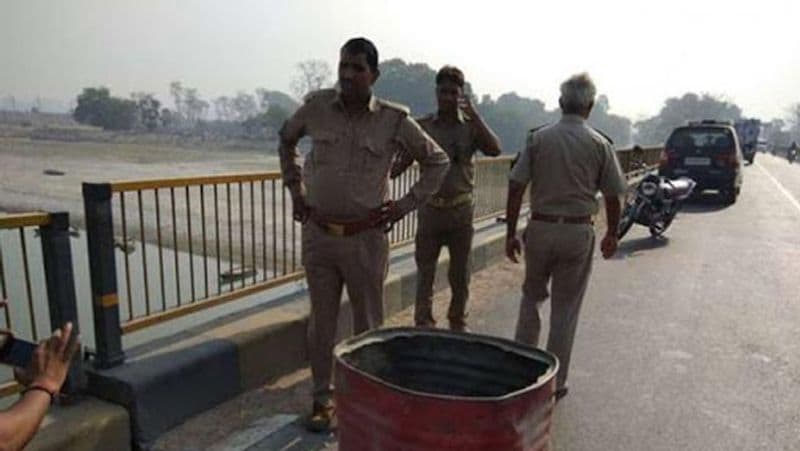 एसपी ब्रजेश सिंह ने बताया की सरफराज नाम का व्यक्ति मुम्बई में रहकर ट्रक चलाता है। 20 दिन पहले ही वह मुम्बई से वापस आया है। सरफराज की 2012 में शादी हुई थी। उन्होंने बताया कि नशे का आदी होने के कारण उसके पारिवार में हमेशा पारिवारिक कलह होती रहती है। 