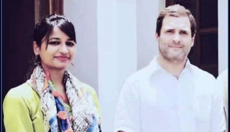 इसी सीट से अंबा के पिता योगेंद्र प्रसाद साव वर्ष 2009 में विधायक का चुनाव जीते थे और 2013 में हेमंत सोरेन सरकार में मंत्री बने थे। नक्सलियों से संबंध का खुलासा होने के बाद उन्हें 2014 में अपने पद से इस्तीफा देना पड़ा था। इसके बाद से एनटीपीसी प्रोजेक्ट के खिलाफ विरोध प्रदर्शन के कारण उनके पिता अभी तक जेल में हैं, और मां राज्य से बाहर हैं। 
