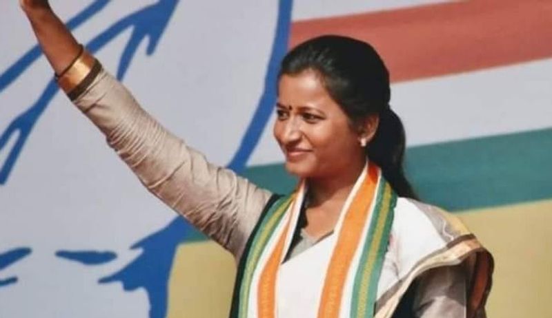 बता दें कि अंबा हजारीबाग जिले की बड़कागांव विधानसभा सीट से 27 साल की अंबा ने चुनाव जीतकर 2019 में सबसे कम उम्र की विधायक बनने का इतिहास रचा है। जहां उन्होंने अपने निकटतम प्रतिद्वंद्वी आजसू पार्टी के प्रत्याशी रोशनलाल चौधरी को 30,140 वोटो से हराया था।